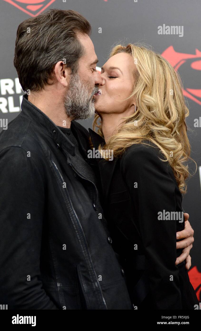 Hilarie Burton Jeffrey Dean Morgan Batman Superman Stockfotos Und Bilder Kaufen Alamy