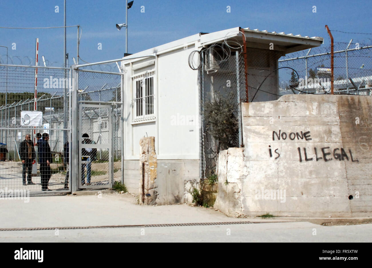 "Kein Mensch ist illegal" steht auf der Wand der Auffanglager "Moria" in der Hafenstadt Mitilini auf der Insel Lesbos, Griechenland, 21. März 2016. Am Montagmorgen schlossen sich die Tore des Lagers Rezeption überraschend. Anscheinend werden nur jene Migranten im ehemaligen Gefängnis geschützt werden, die nach der Ankunft Inkrafttreten der Neuregelung der EU-Flüchtlingspolitik am Sonntag angekommen. Foto: Alexia Angelopoulou/dpa Stockfoto