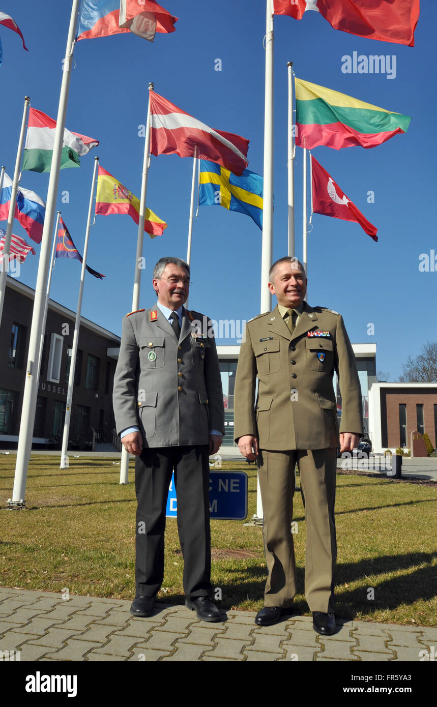 Stettin, Polen. 17. März 2016. Der General-Kommandeur der NATO multinationale Korps Nordost in Stettin Manfred Hofmann, links, und Support Brigade Befehl das multinationale Korps Nordost Krzysztof Krol Pose in Stettin, am 17. März 2016. © Milan Syrucek/CTK Foto/Alamy Live-Nachrichten Stockfoto
