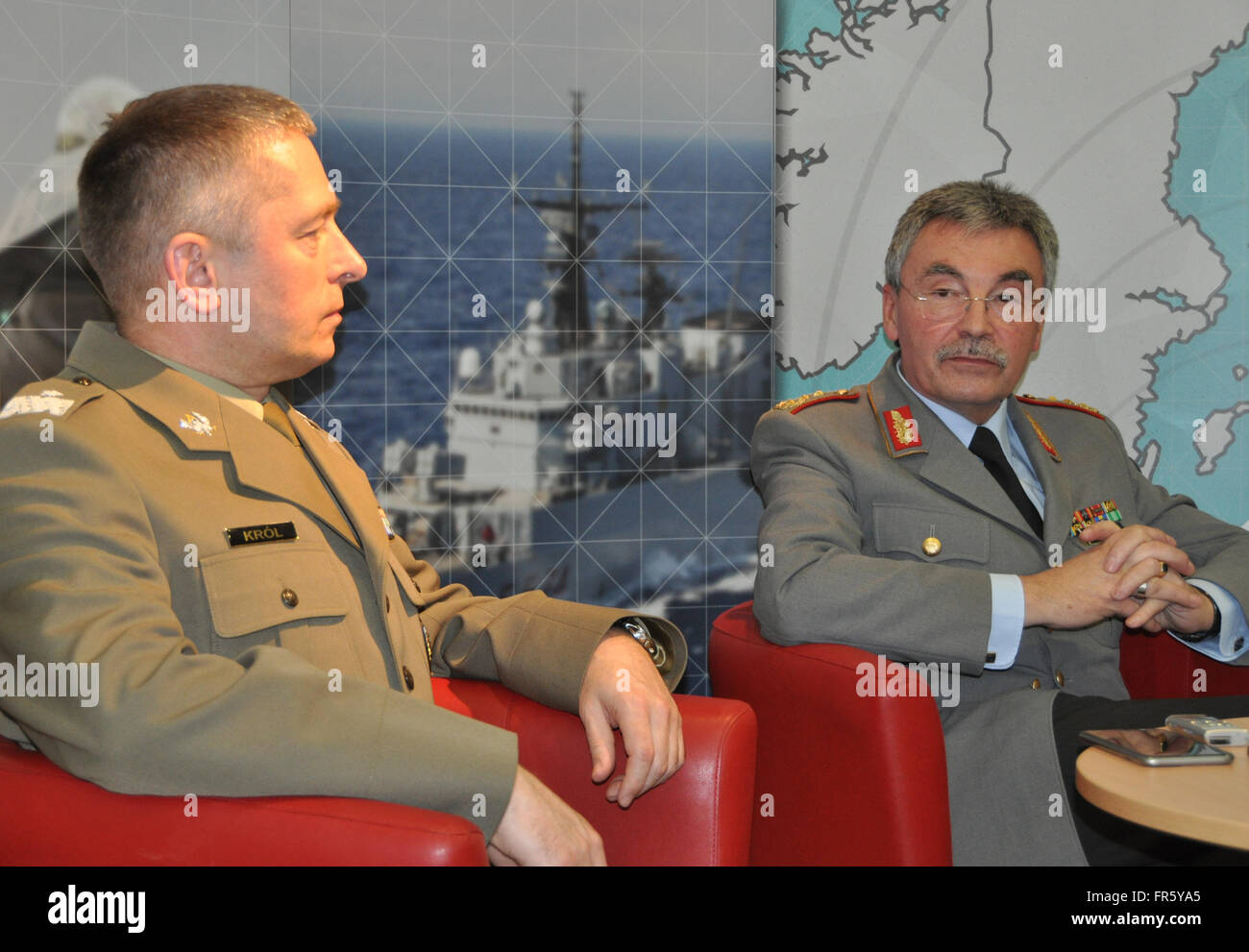 Stettin, Polen. 17. März 2016. Der General-Kommandeur der NATO multinationale Korps Nordost in Stettin Manfred Hofmann, rechts, und Support Brigade Befehl das multinationale Korps Nordost Krzysztof Krol Pose in Stettin, am 17. März 2016. © Milan Syrucek/CTK Foto/Alamy Live-Nachrichten Stockfoto