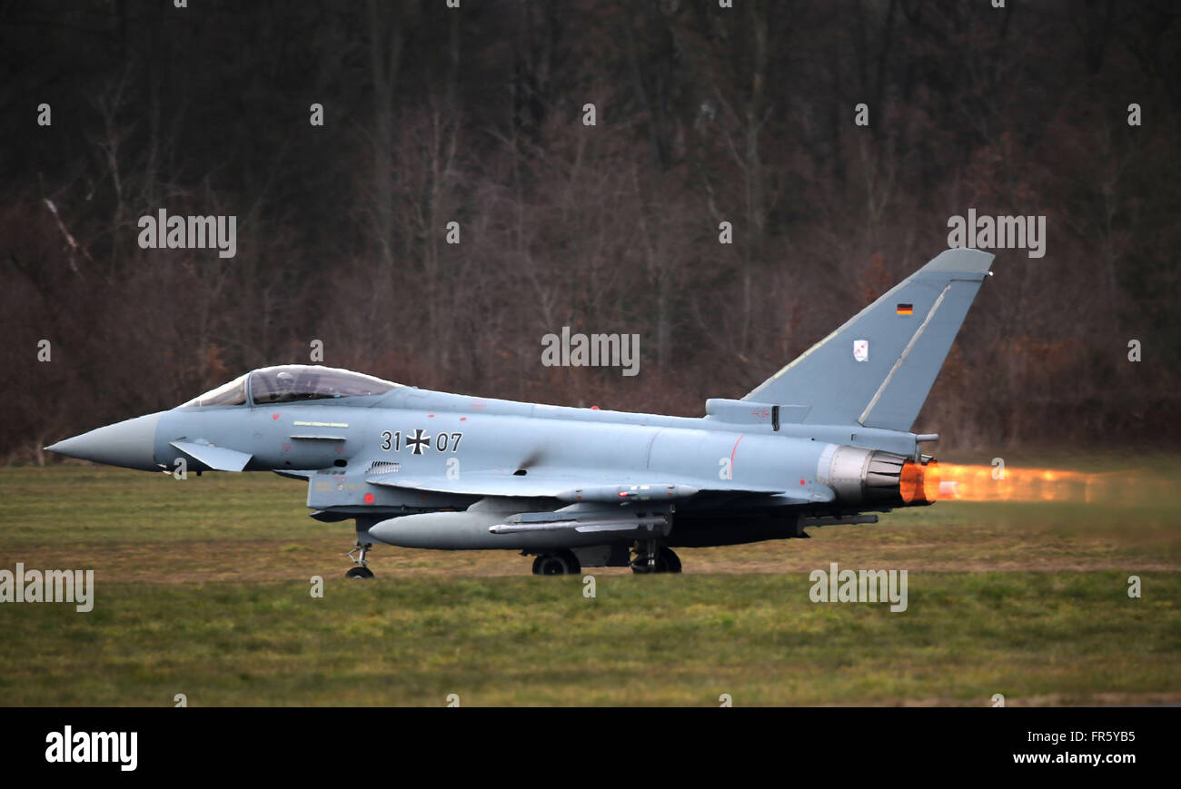 Noervenich, Deutschland. 21. März 2016. Ein Eurofighter auf dem