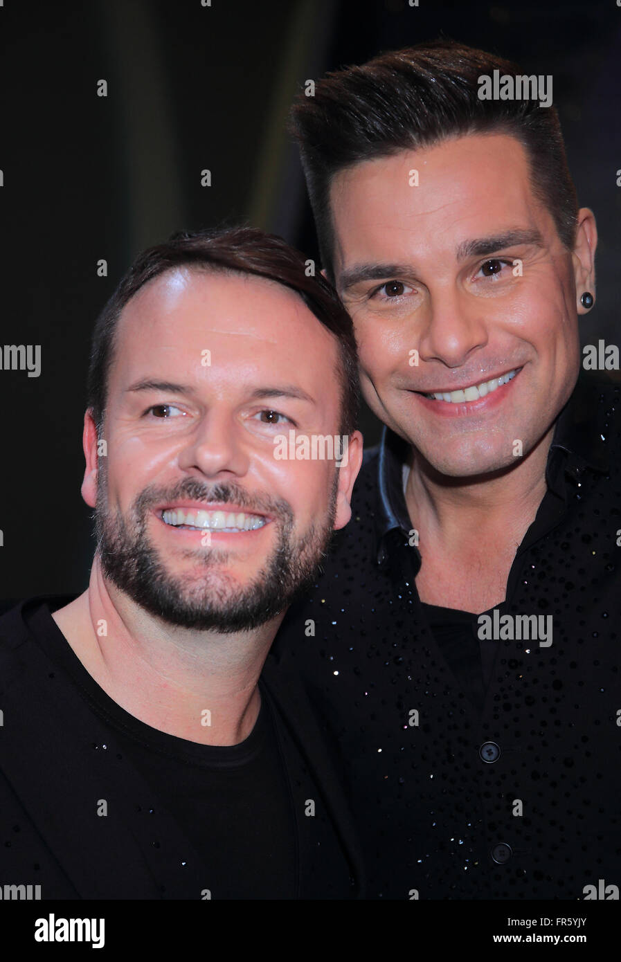 Magdeburg, Deutschland. 19. März 2016. Lee Baxter (l) und Eloy de Jong, Mitglieder der Band auf frischer Tat ertappt, bei der TV show "Willkommen Bei Carmen Nebel" im Getec-Arena in Magdeburg, Deutschland, 19. März 2016. Die Show läuft am 24. März 2016 im ZDF. Foto: Jens Wolf/Dpa/Alamy Live News Stockfoto