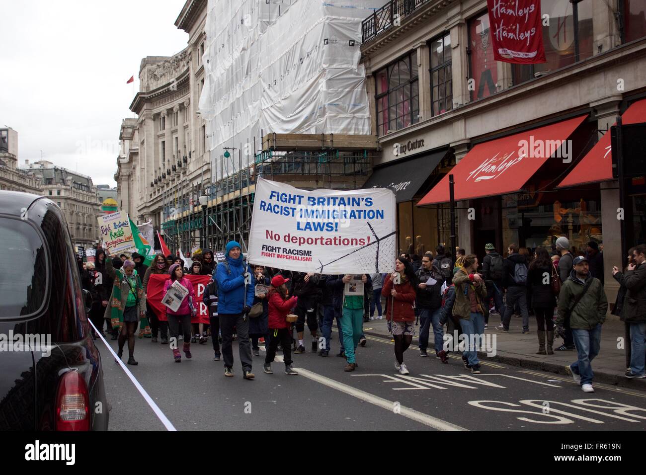 Schwarzen Leben egal - Flüchtlinge willkommen hier - Stop The War Coalition. 19. März 2016. Regent Street in London Stockfoto