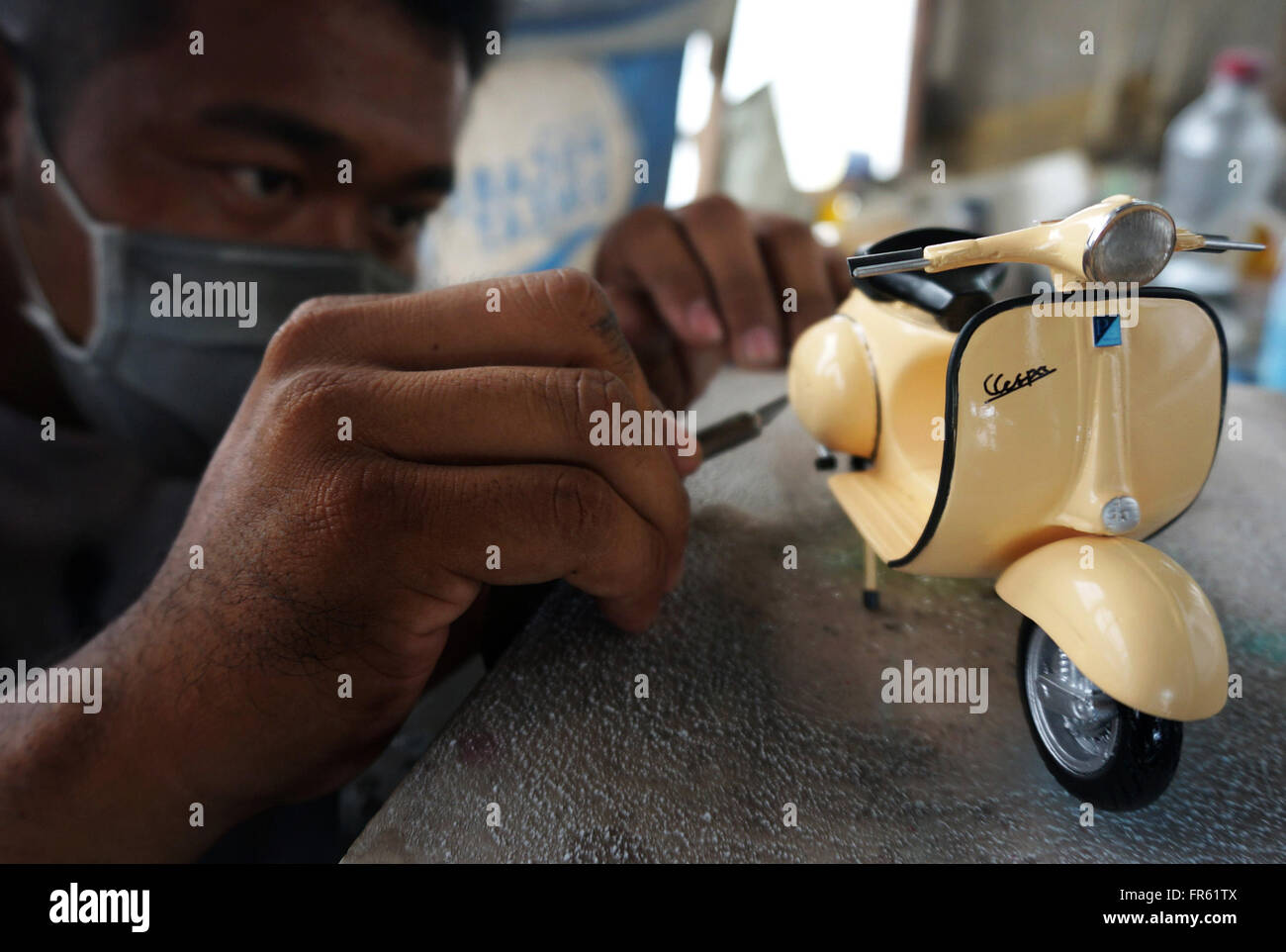 Handwerker Styling Miniatur Vespa Nach Dem Lackieren Im Hause