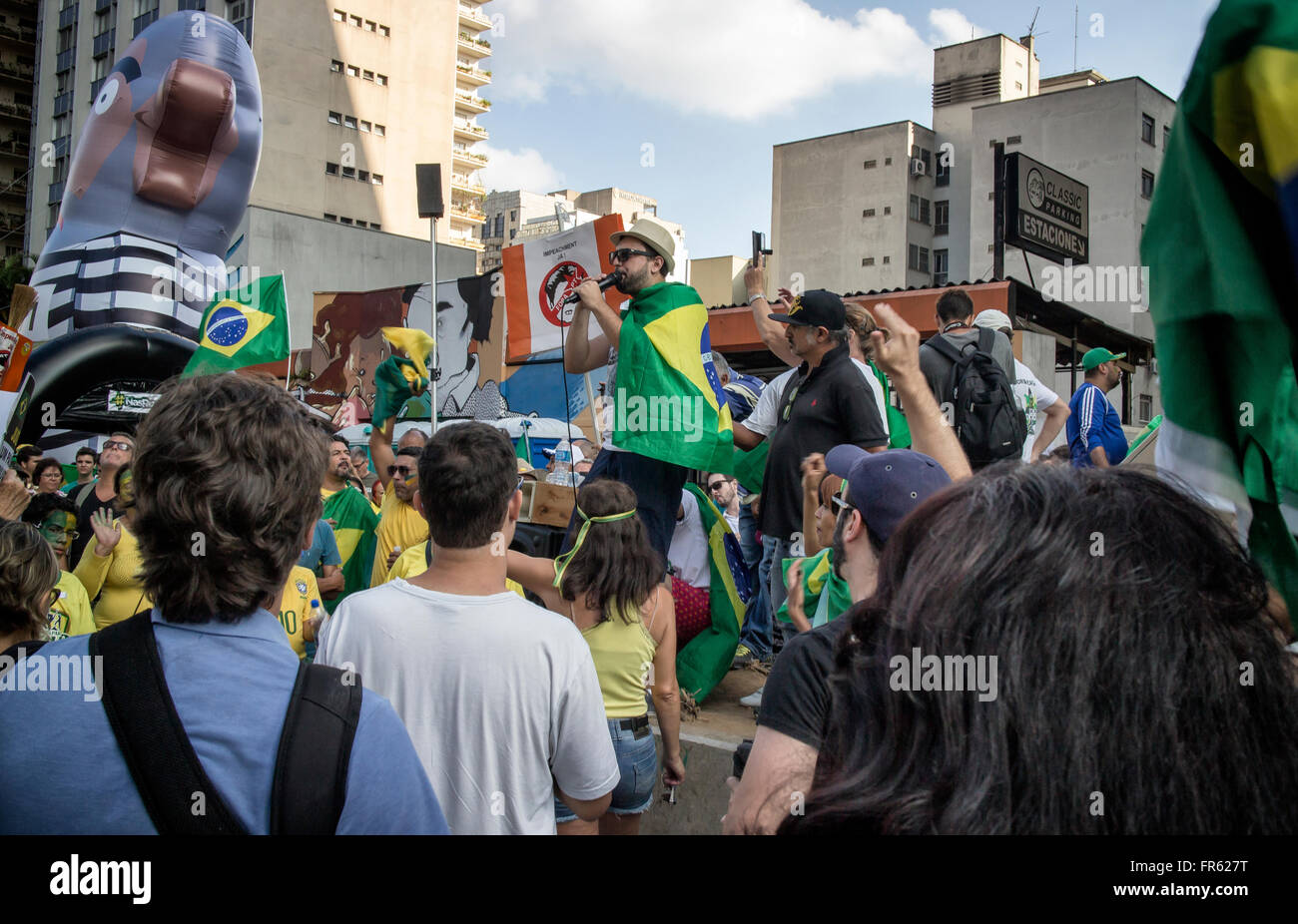 Sao Paulo, Brasilien. 20. März 2016. In ganz Brasilien haben Menschen auf die Straße genommen, um die wachsende Zahl von Korruptionsskandalen zu protestieren. Stockfoto