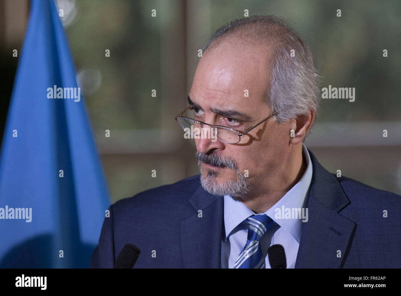 Genf, Schweiz. 21. März 2016. Leiter der Delegation der syrischen Regierung Bashar Jaafari befasst sich die Medien im Palais des Nations in Genf, Schweiz, 21. März 2016. Bashar Jaafari sagte Presse hier am Montag, dass das Schicksal des syrischen Präsidenten Bashar al-Assad kein Thema ist, bei Gesprächen mit dem Ziel, einen politischen Zweck für den fünf-Jahres-Konflikt vermitteln erzogen werden sollten. © Xu Jinquan/Xinhua/Alamy Live-Nachrichten Stockfoto