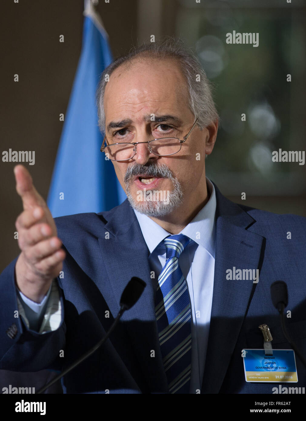 Genf, Schweiz. 21. März 2016. Leiter der Delegation der syrischen Regierung Bashar Jaafari befasst sich die Medien im Palais des Nations in Genf, Schweiz, 21. März 2016. Bashar Jaafari sagte Presse hier am Montag, dass das Schicksal des syrischen Präsidenten Bashar al-Assad kein Thema ist, bei Gesprächen mit dem Ziel, einen politischen Zweck für den fünf-Jahres-Konflikt vermitteln erzogen werden sollten. © Xu Jinquan/Xinhua/Alamy Live-Nachrichten Stockfoto