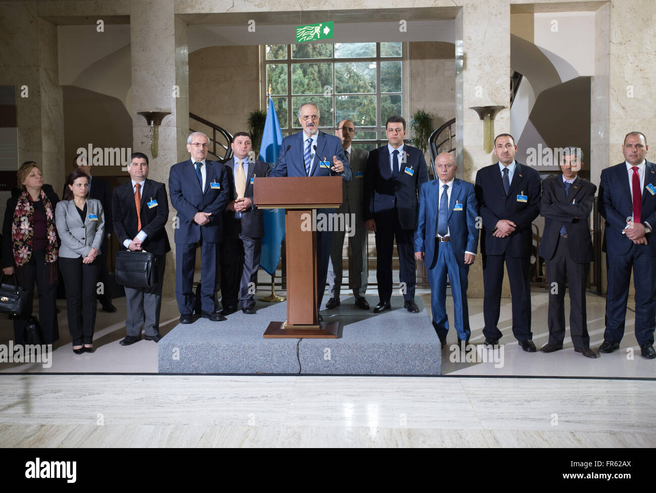 Genf, Schweiz. 21. März 2016. Leiter der Delegation der syrischen Regierung Bashar Jaafari (C) befasst sich die Medien im Palais des Nations in Genf, Schweiz, 21. März 2016. Bashar Jaafari sagte Presse hier am Montag, dass das Schicksal des syrischen Präsidenten Bashar al-Assad kein Thema ist, bei Gesprächen mit dem Ziel, einen politischen Zweck für den fünf-Jahres-Konflikt vermitteln erzogen werden sollten. © Xu Jinquan/Xinhua/Alamy Live-Nachrichten Stockfoto