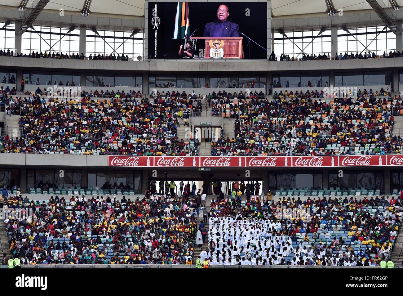 Durban, Durban. 21. März 2016. Südafrikaner teilnehmen? eine Großkundgebung anlässlich des internationalen Tages der Menschenrechte während der South African Präsident Jacob Zuma liefert eine Adresse bei Moses Mabhida Stadoum, Durban, Südafrika am 21. März 2016. Südafrikaner am Montag markiert den internationalen Tag der Menschenrechte, mit Präsident Jacob Zuma fordert Kampf gegen steigende Rassismus, was zu Spannungen im Land geführt hat. © DOC/Elmond Jiyane/Xinhua/Alamy Live-Nachrichten Stockfoto