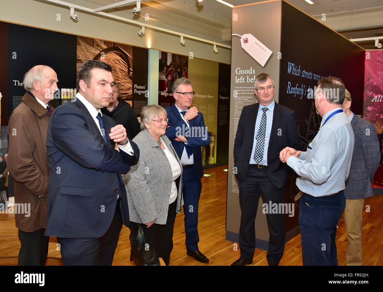 Alastair Patterson MLA UUP Fermanagh und South Tyrone mit Mid Ulster Montage Kandidat Rosemary Barton, Party Leader Mike Nesbitt und MP Tom Elliot um den Hügel des Musée O'Neill von Einrichtungen Supervisor Issac Beattie angezeigt wird. Ulster Unionist Party Leader Mike Nesbitt besucht verschiedene Standorte in Dungannon Stadt mit Alastair Patterson MLA, Tom Elliott MP und neue UUP Montage Kandidat Rosemary Barton. Sie nahmen eine geführte Tour durch die Hügel des Musée O'Neill und besuchte anschließend die Dungannon Rovers Football Club für ein Treffen mit Club-Vizevorsitzender Jarlath Falloon. Herr Nesbitt gehört eine Stockfoto