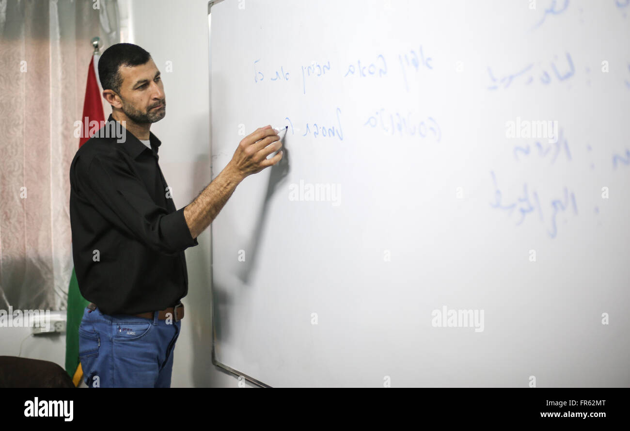 Gaza. 21. März 2016. Palästinensische ehemaliger Häftling Ahmed Alfaleet gibt eine hebräische Lektion palästinensischen Studenten in seinem Zentrum in Gaza-Stadt am 21. März 2016. Alfaleet verbrachte 20 Jahre in israelischen Gefängnissen. Während seiner Haft gelang es ihm, sich anzuschließen und studieren an einer Hebräischen Universität mit dem Schwerpunkt internationale Beziehungen. Nach seiner Entlassung eines Gefangenen Tauschgeschäft, vermittelt durch Ägypten zwischen Israel und der islamischen Hamas-Bewegung im Oktober 2011 begann er die Lehre Hebräisch im Gaza-Streifen. © Wissam Nassar/Xinhua/Alamy Live-Nachrichten Stockfoto