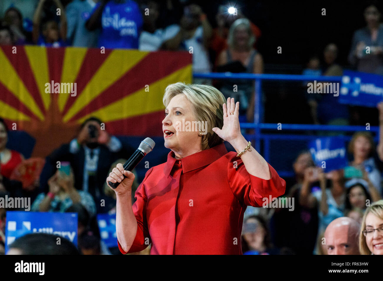 Phoenix, Arizona, USA. 21. März 2016. Ehemalige US-Außenministerin Hillary Clinton spricht während einer Kampagne-Kundgebung am Vortag die Arizona-Vorwahlen an Carl Hayden Community High School in Phoenix, Arizona. Bildnachweis: Jennifer Mack/Alamy Live-Nachrichten Stockfoto