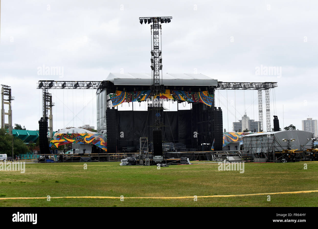 Havanna, Kuba. 21. März 2016. Ein Blick auf die Bühne und Türme, der in Vorbereitung auf das bevorstehende Konzert der Rolling Stones in der Ciudad Deportiva in Havanna, Kuba montiert wurde. Für die kostenlose Veranstaltung für 25. März 2016, geplante haben vom 20. März 2016 verschoben worden, wegen der Ankunft in Havanna von US-Präsident Barack Obama an diesem Tag eine Menge von rund 500.000 erwartet. Die Band geliefert 61 Container mit schätzungsweise 500 Tonnen Ausrüstung nach Kuba um die beispiellose Konzert zu ermöglichen. Bildnachweis: Paul Hennessy/Alamy Live-Nachrichten Stockfoto