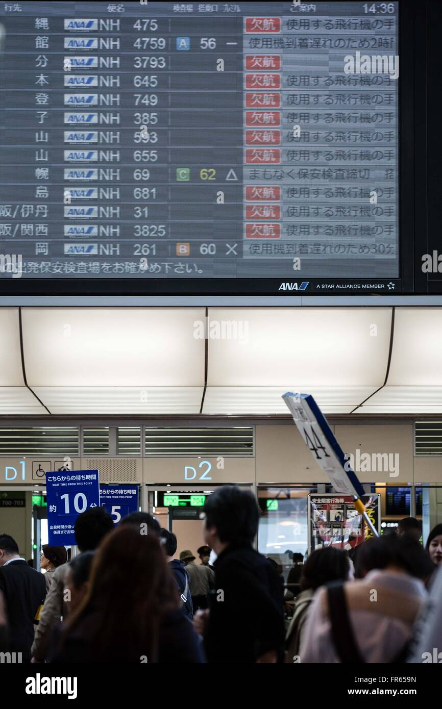 Tokio, Japan. 22. März 2016. Eine Menge von Passagieren steht vor einer Flugtafel Abflug am Flughafen Tokio-Haneda auf Dienstag, 22. März 2016. All Nippon Airways (ANA) erlebt technische Schwierigkeiten mit ihrem Passagier Check-in System an inländischen Flughäfen in Japan mehr als 13.000 Passagiere betroffen. Bildnachweis: AFLO/Alamy Live-Nachrichten Stockfoto