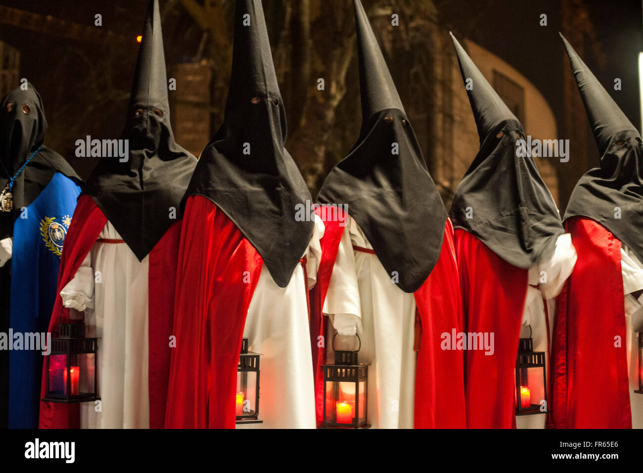 Santander, Spanien. 21. März 2016. Nazarener Nacht Gebet Prozession durch die Straßen der Stadt beleuchtet mit Laternen Credit: JOAQUIN GOMEZ SASTRE/Alamy Live News Stockfoto