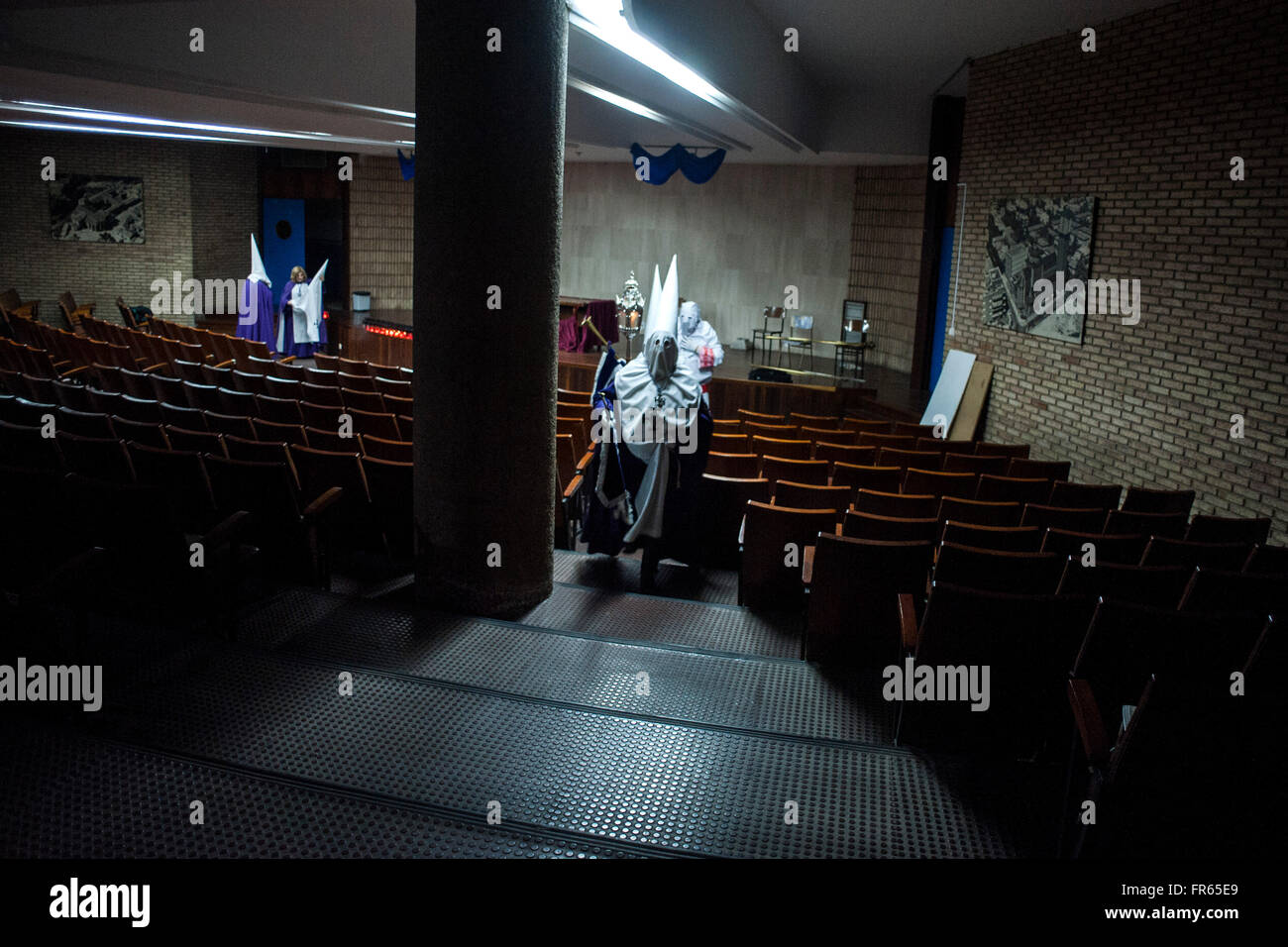 Santander, Spanien. 21. März 2016. Nazarener sind vor der Abreise in die Abend-Prozession der Gebet Credit in Aula der Pfarrei Santa Gema in Santander bereit: JOAQUIN GOMEZ SASTRE/Alamy Live News Stockfoto