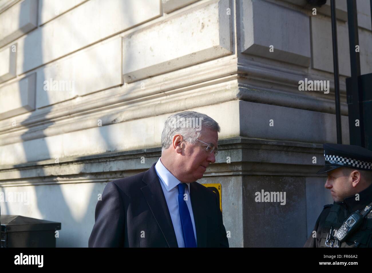 London, UK. 22. März 2016. Michael Fallon MP, UK Secretary Of State for Defence, spricht, ein Polizist, als er die Tore in der Downing Street betritt. Bildnachweis: Marc Ward/Alamy Live-Nachrichten Stockfoto