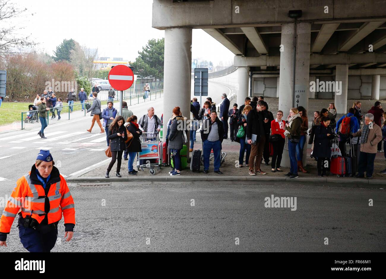 Brüssel, Belgien. 22. März 2016. Passagiere warten, um vom Flughafen in Brüssel, Belgien, Brüssel am 22. März 2016 evakuiert werden. Mindestens 13 Menschen wurden angeblich Tote nach Explosionen am Brüsseler Flughafen und eine u-Bahnstation am Dienstag. Bildnachweis: Ye Pingfan/Xinhua/Alamy Live-Nachrichten Stockfoto