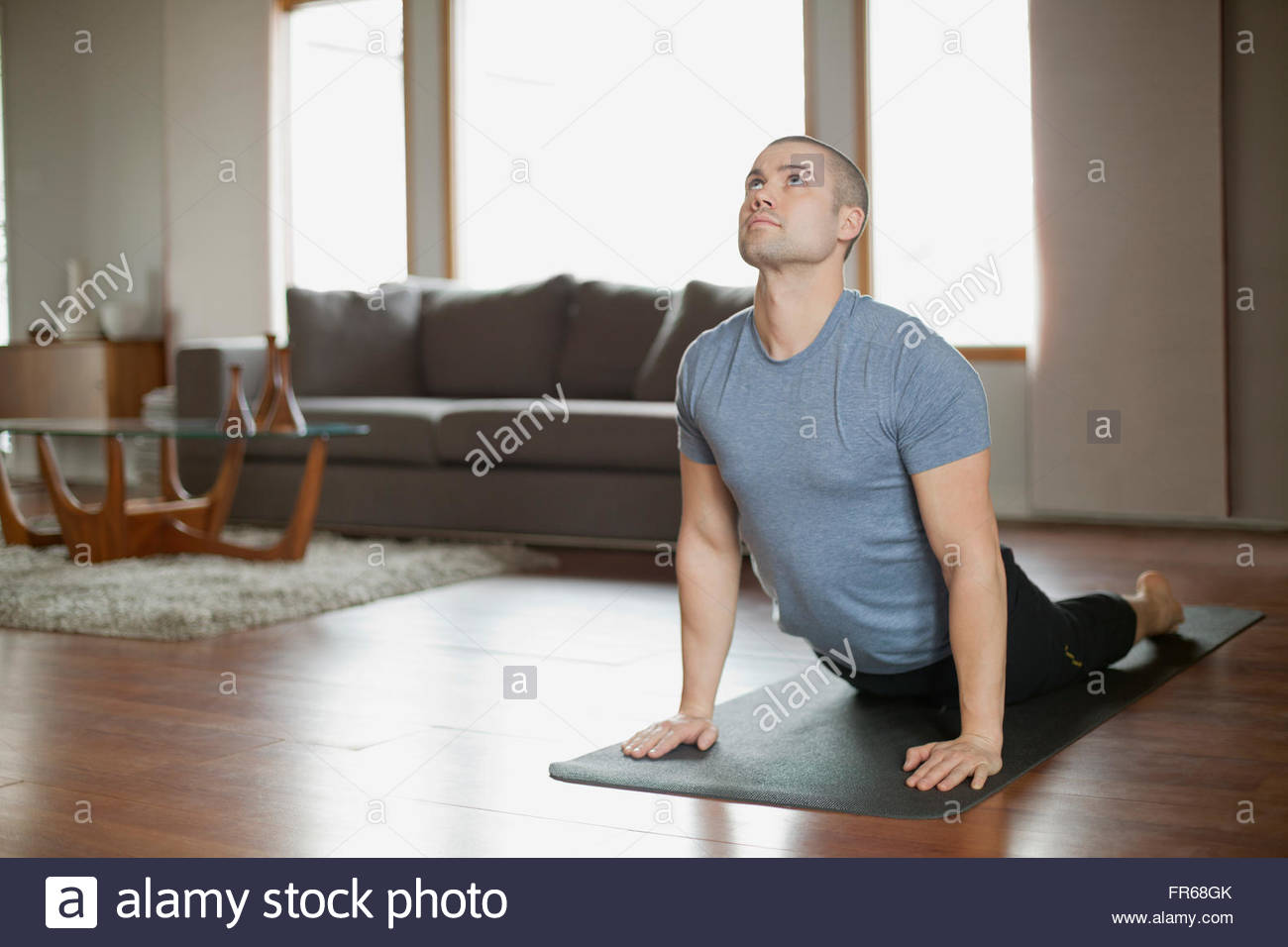 Mann Tut Yoga Ubungen Zu Hause Stockfoto Bild 100327379 Alamy