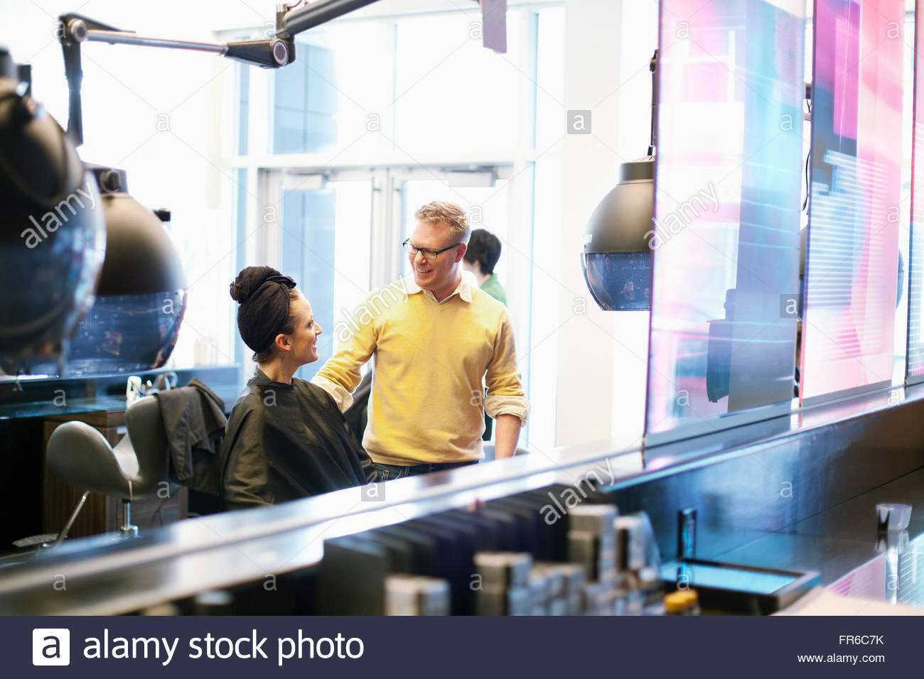 Friseure arbeiten im salon Stockfoto