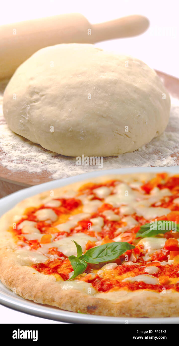 Teig und Margherita Pizza Stockfoto
