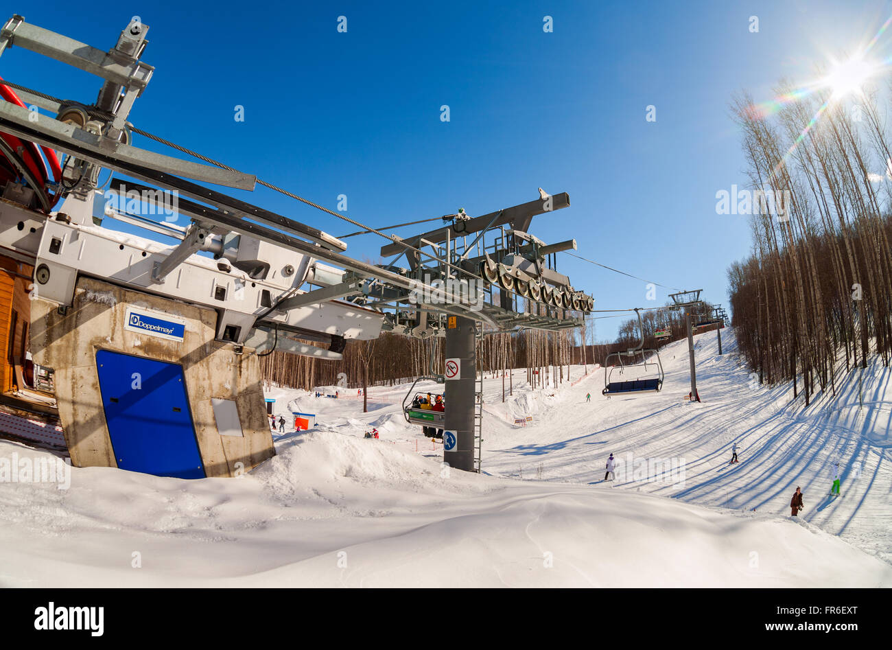 Sesselbahn im Skigebiet "Krasnaya Glinka" Mountain in sonnigen Wintertag in Samara, Russland Stockfoto