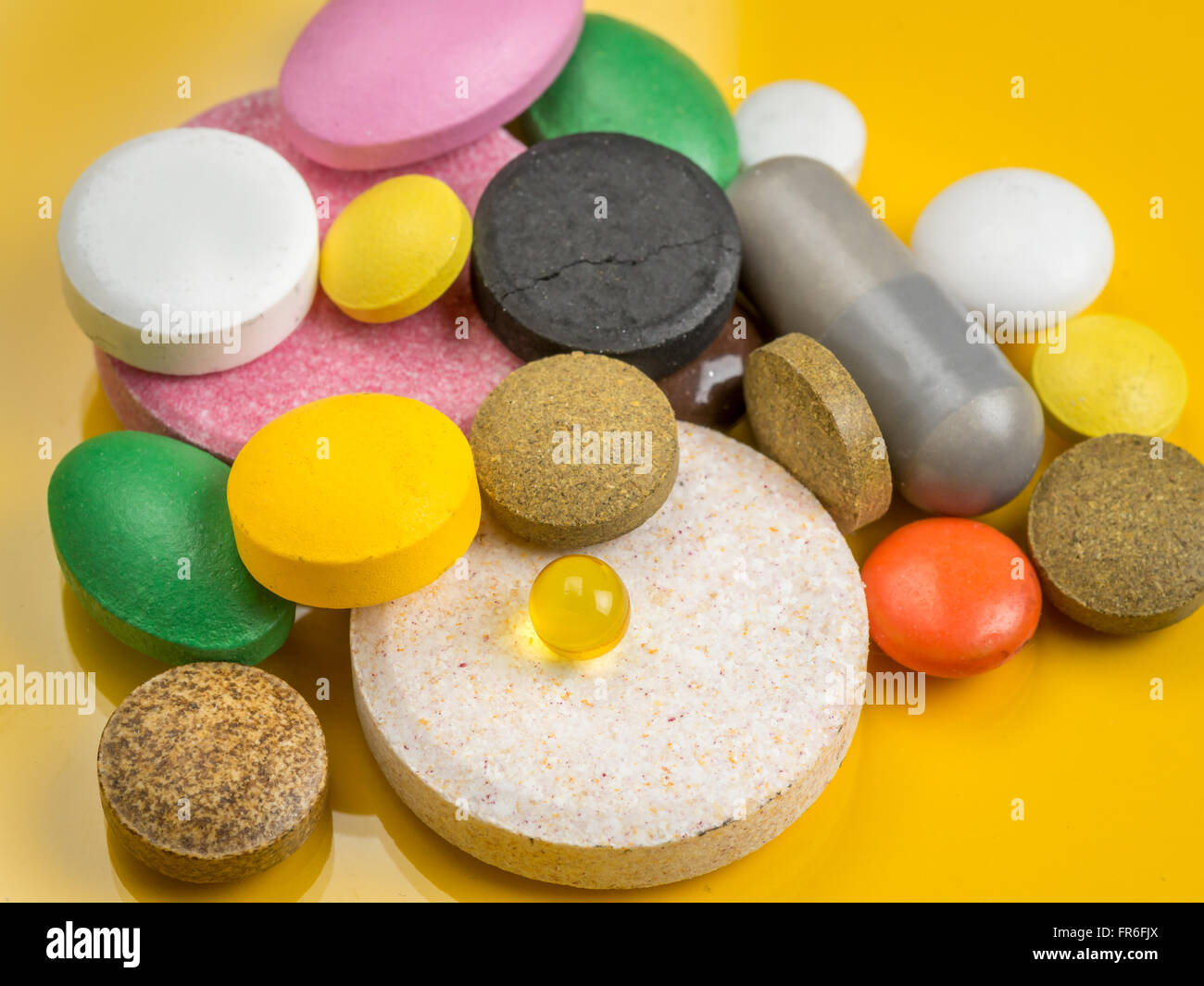 Alle Arten von Drogen auf gelbem Hintergrund Stockfoto