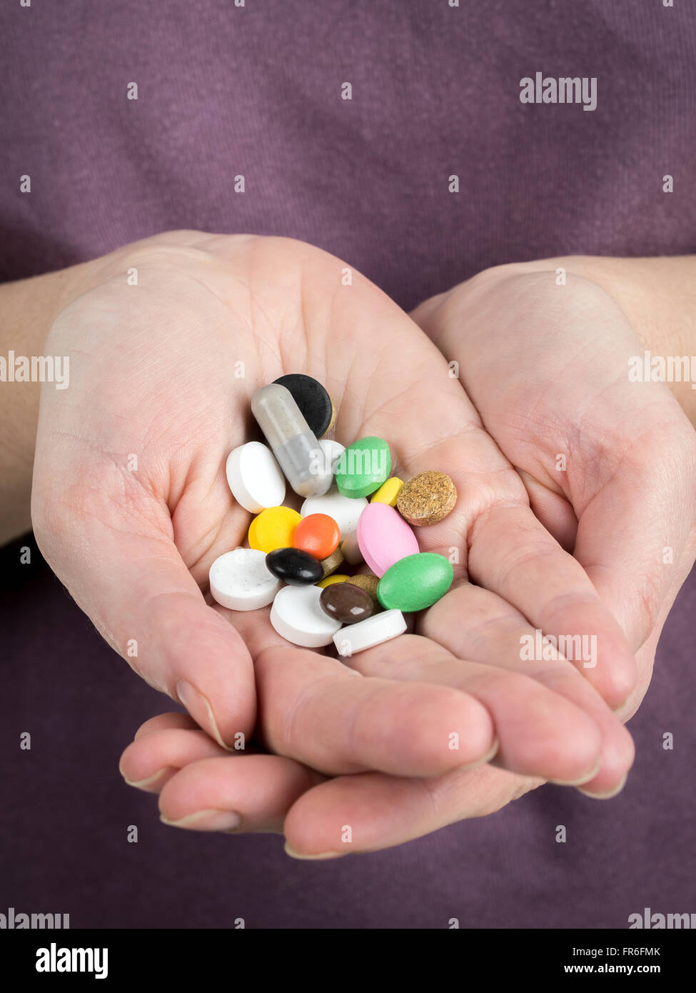 Nahaufnahme der weißen weiblichen Händen mit allerlei Pillen und Tabletten Stockfoto