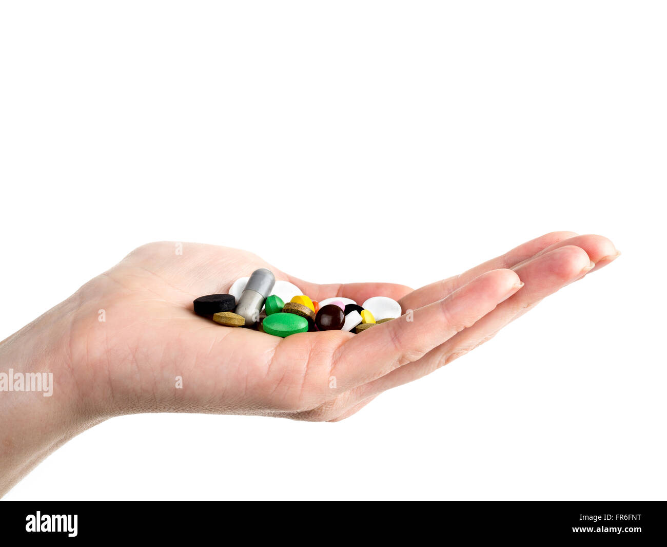 Nahaufnahme von weiblicher Hand hält alle Arten von Pillen und Tabletten auf weißem Hintergrund Stockfoto