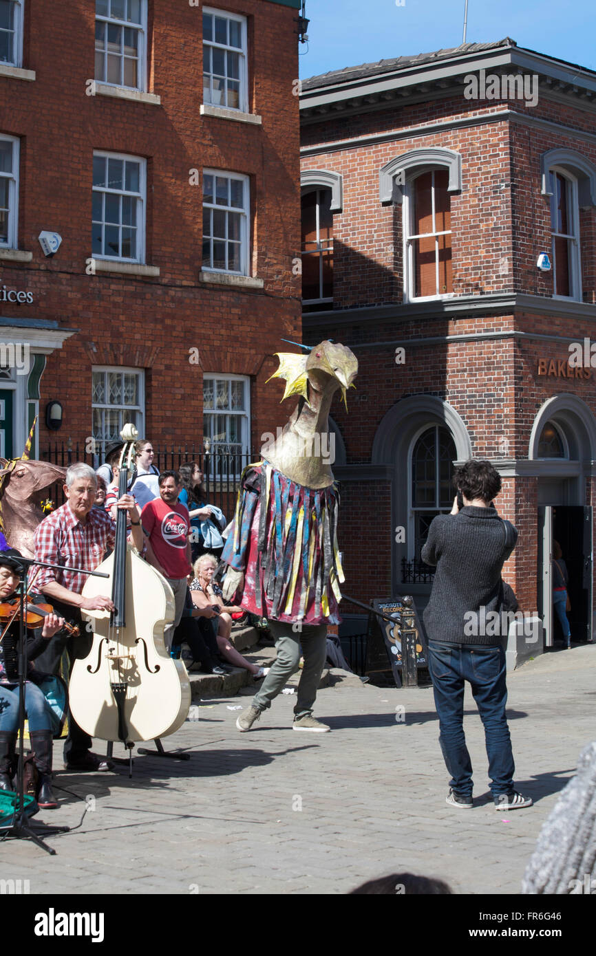Mythologischen Drachen tanzen an der Stockport Folk Festival 2015 Stockport Cheshire England Stockfoto