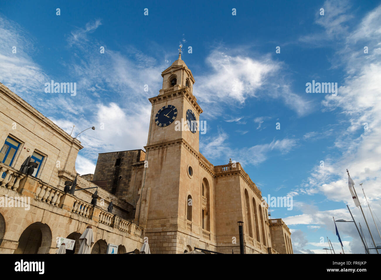VALETTA, MALTA - 2. November 2015: Ausblick auf eine Kirche in Valletta Malta mit Kalkstein Belfry Glockenturm, an bewölkten blauen Himmel bac Stockfoto