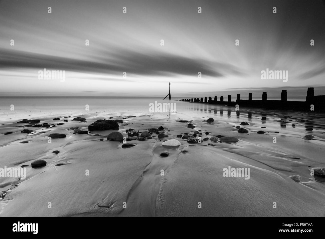 Schwarz / weiß Langzeitbelichtung Hornsea Beach, East Yorkshire. Stockfoto