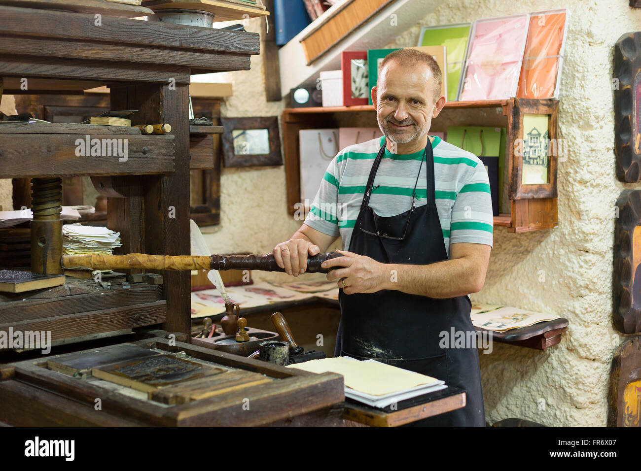 Republik Mazedonien, Ohrid, Weltkulturerbe der UNESCO, Handwerker Portrait, Papierfabrik, hand Papierherstellung Stockfoto