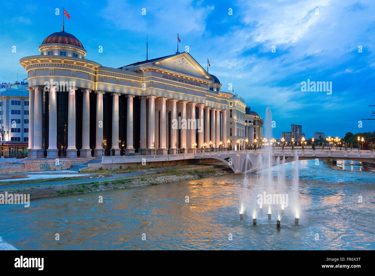 Mazedonien, Skopje, das archäologische Museum von Mazedonien und der Brücke der Kulturen Stockfoto