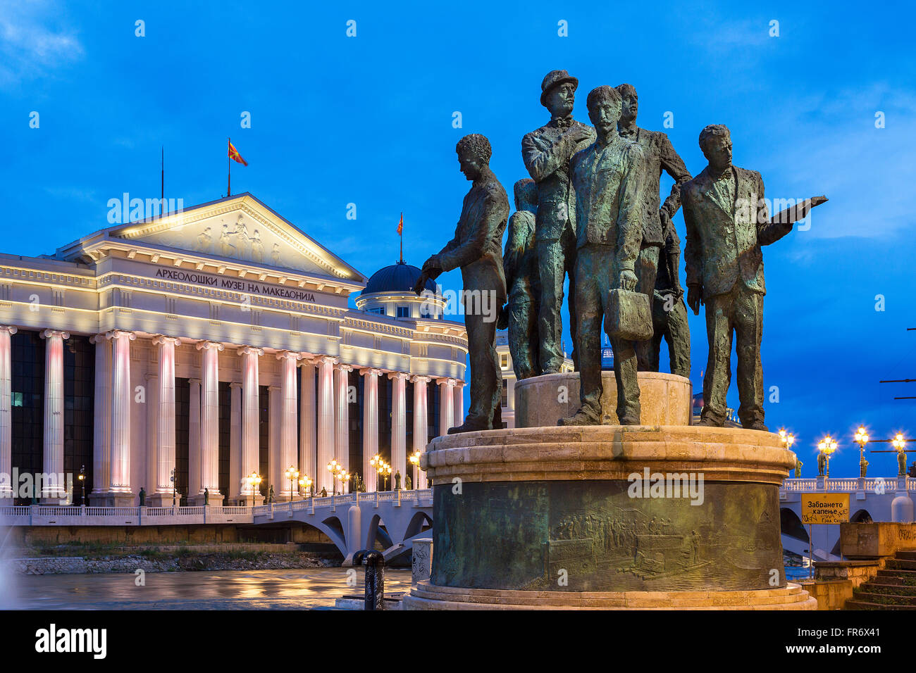 Mazedonien, Skopje, das archäologische Museum von Mazedonien und die Statue der Schiffer Thessaloniki Stockfoto