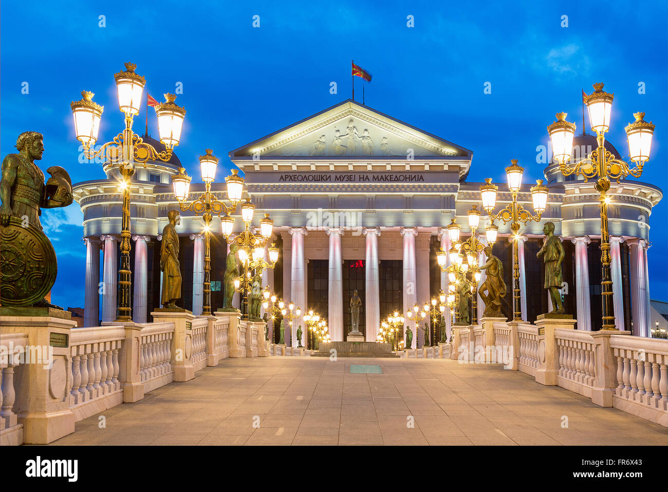 Mazedonien, Skopje, das archäologische Museum von Mazedonien und der Brücke der Kulturen Stockfoto