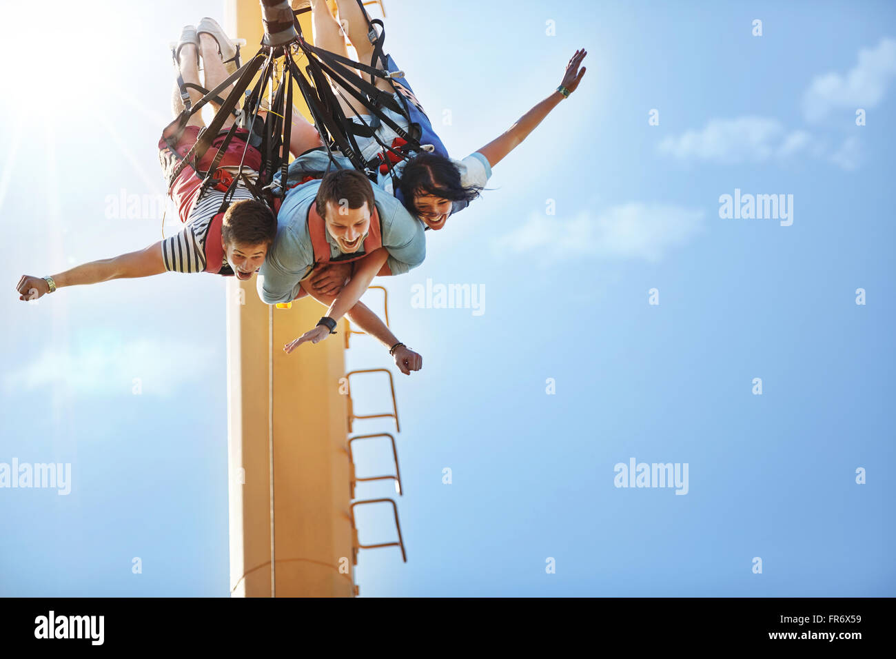 Freunde-Bungee-Jumping im Freizeitpark Stockfoto