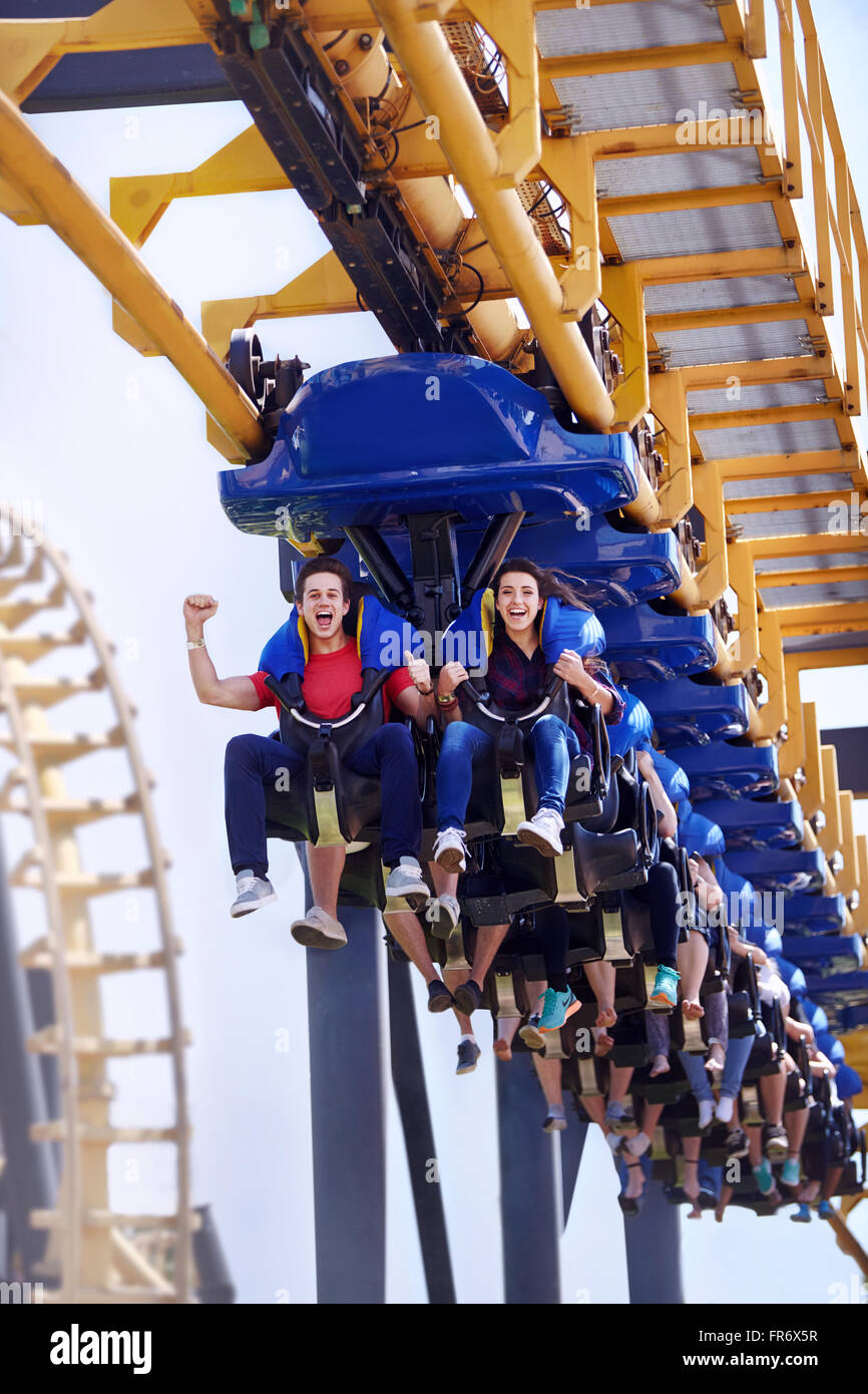 Junger Mann anfeuern Vergnügungspark Stockfoto