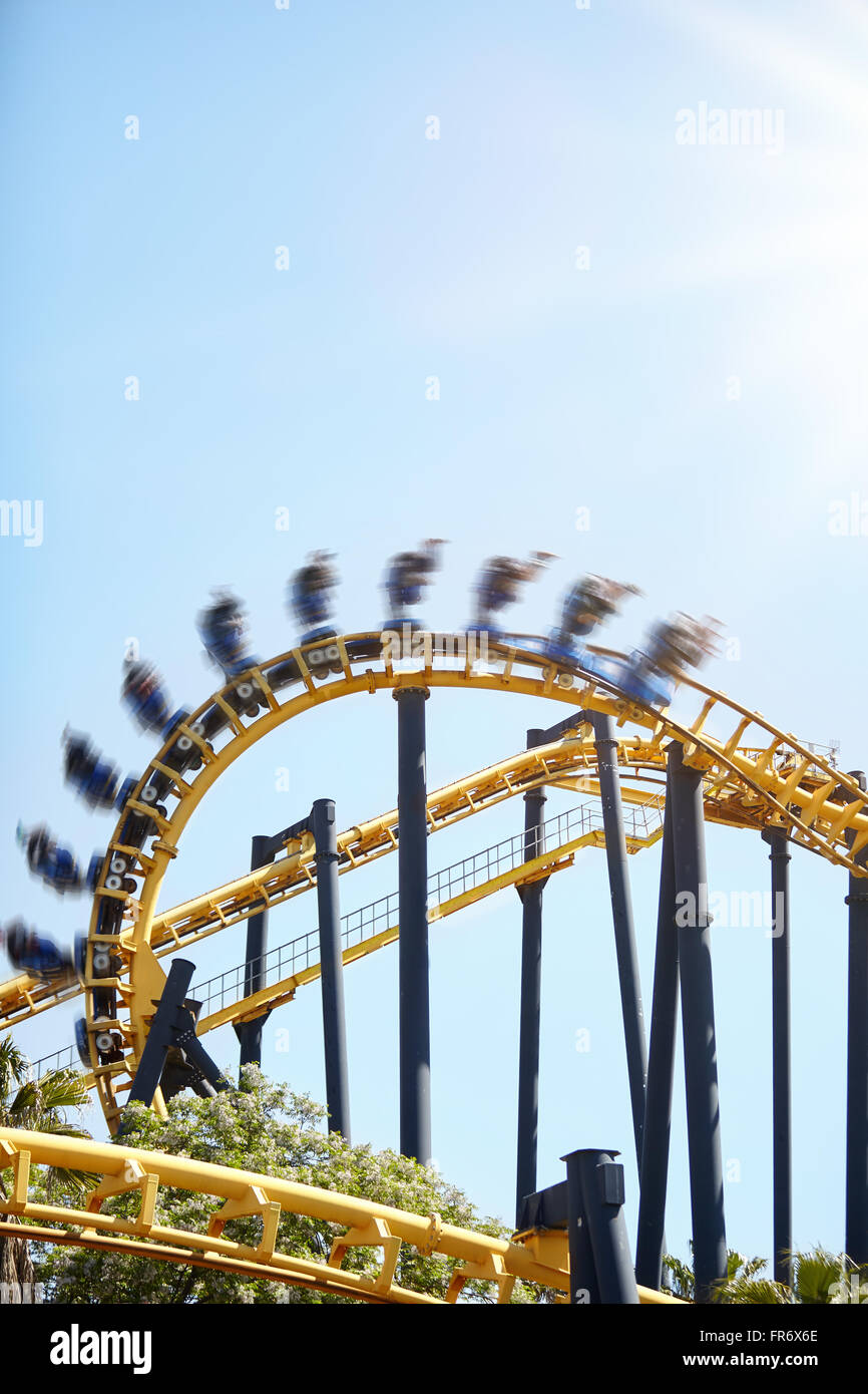 Menschen spiegeln Kopf auf Vergnügungspark Stockfoto