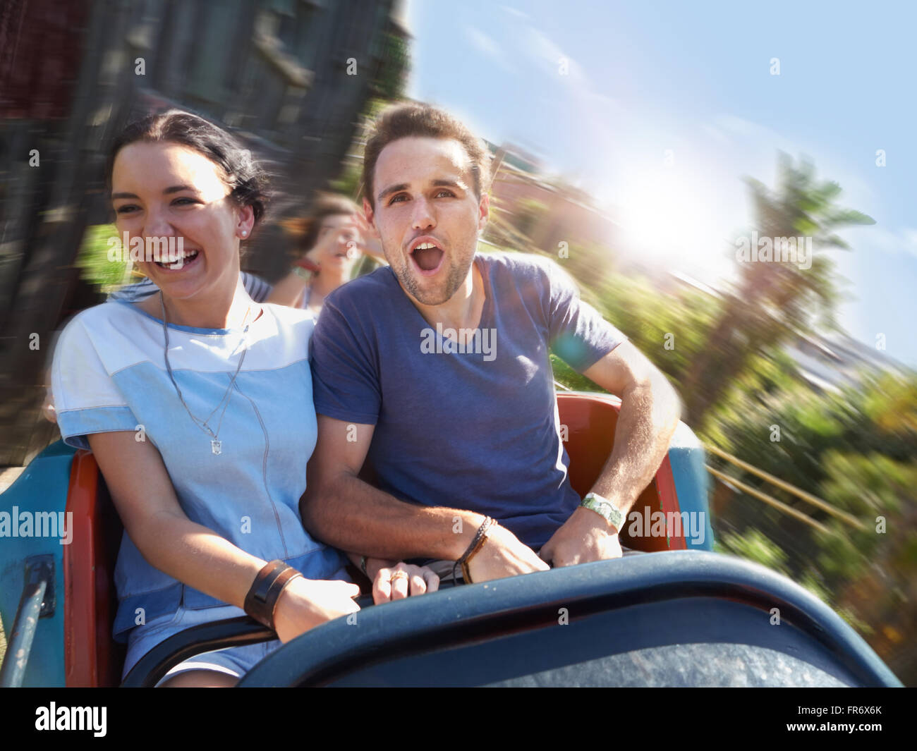 Begeisterte junge Paar schreien auf Vergnügungspark fahren Stockfoto