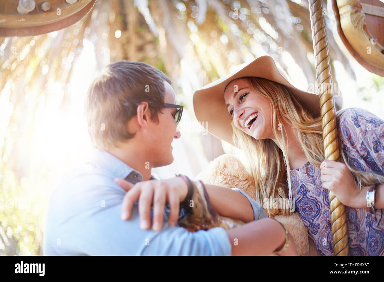 Lächelnd junges Paar im Freizeitpark Stockfoto