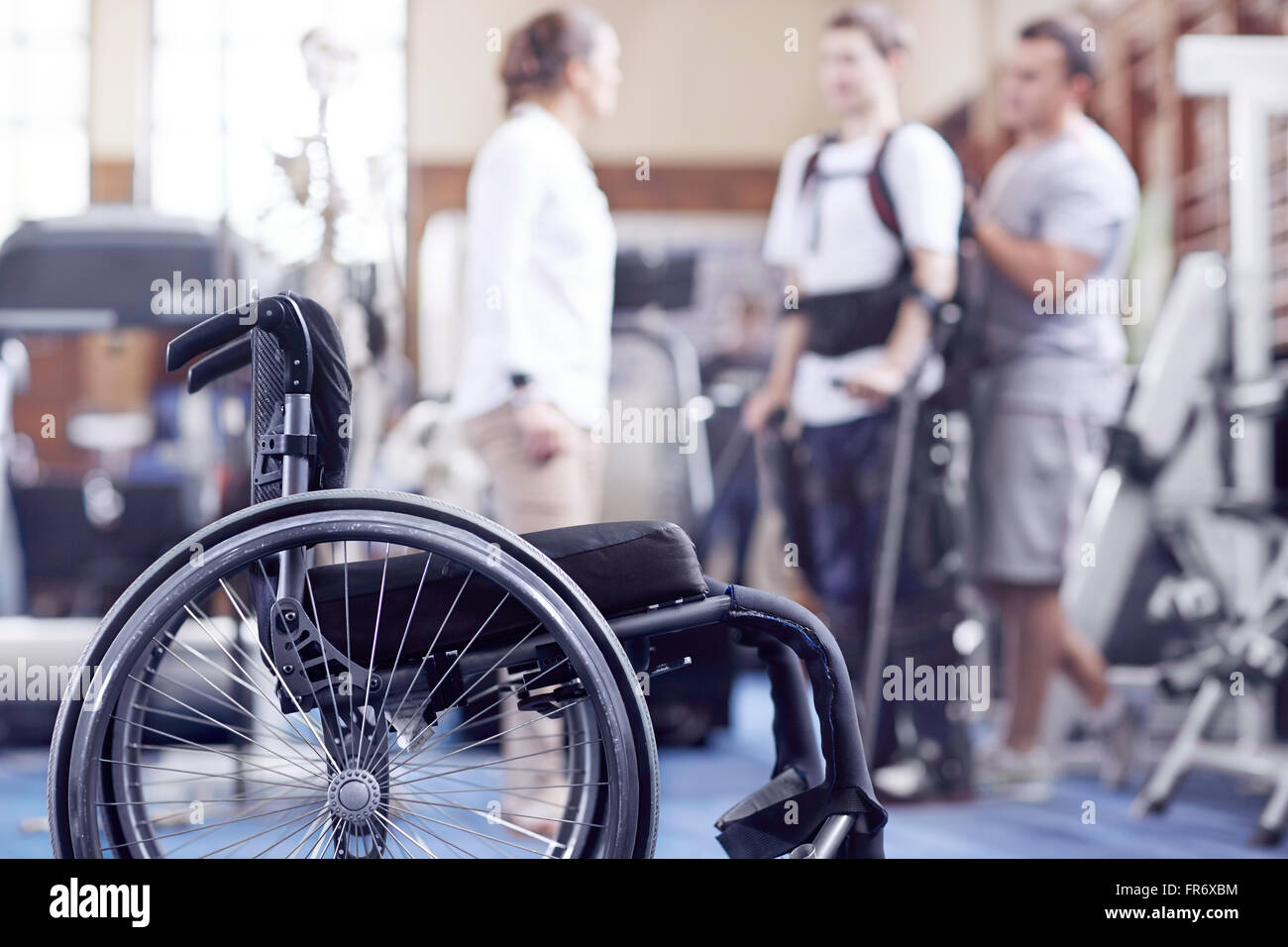 Empfangenden Physiotherapie mit Rollstuhl im Vordergrund der Mensch Stockfoto