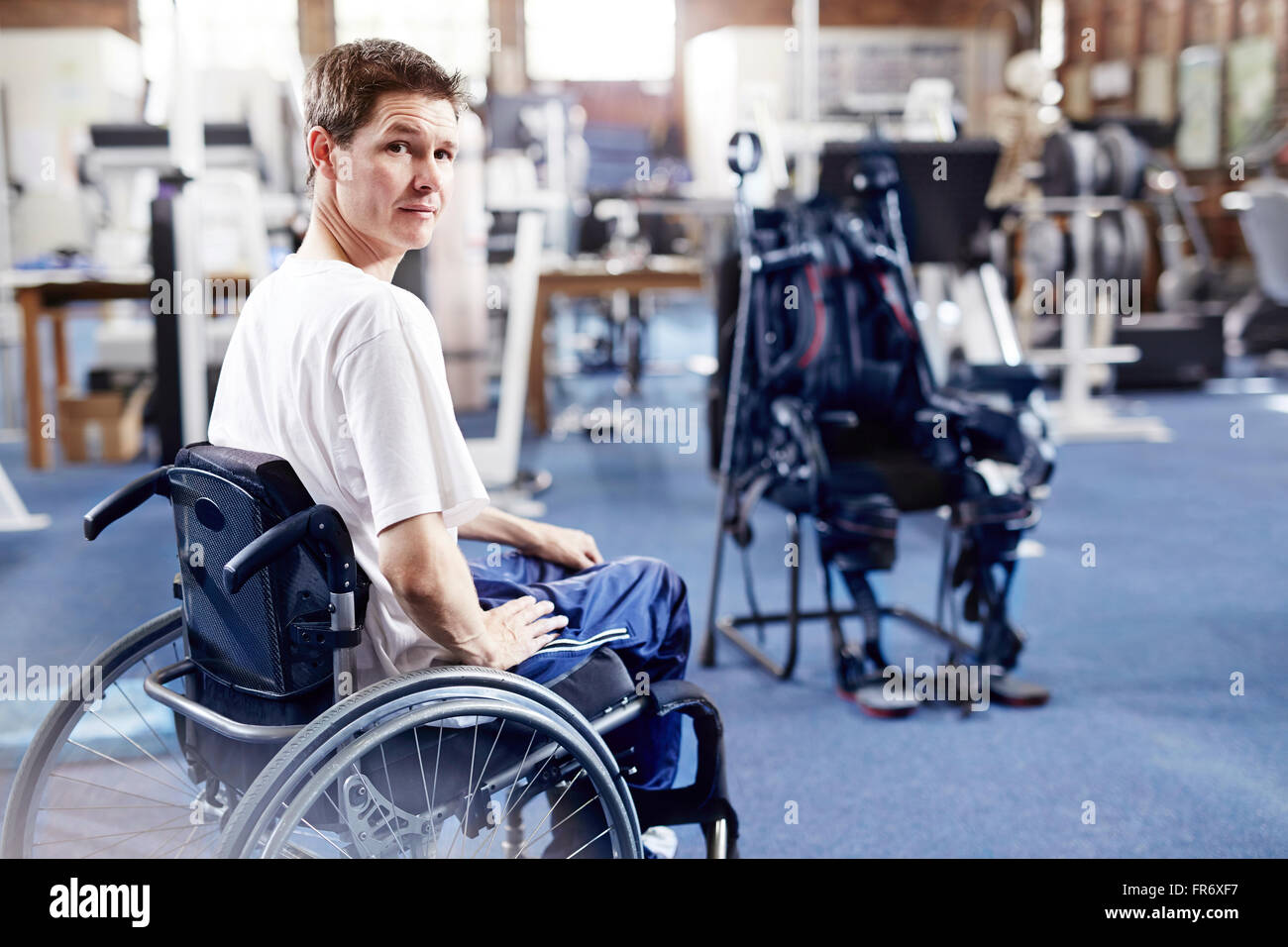 Mann im Rollstuhl wartet auf physikalische Therapie Stockfoto