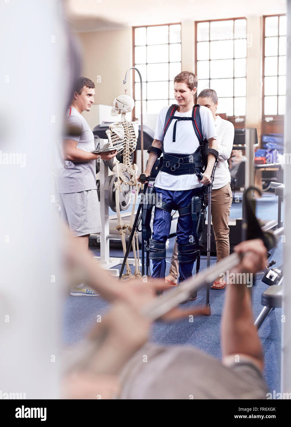 Mann mit Unterarm Krücken, die physikalische Therapie Stockfoto