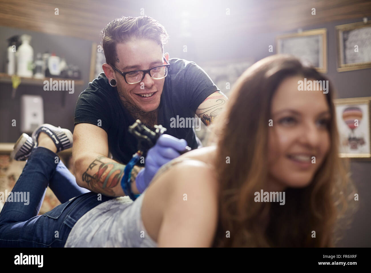 Tattoo Künstler tätowieren Frau zurück Stockfoto