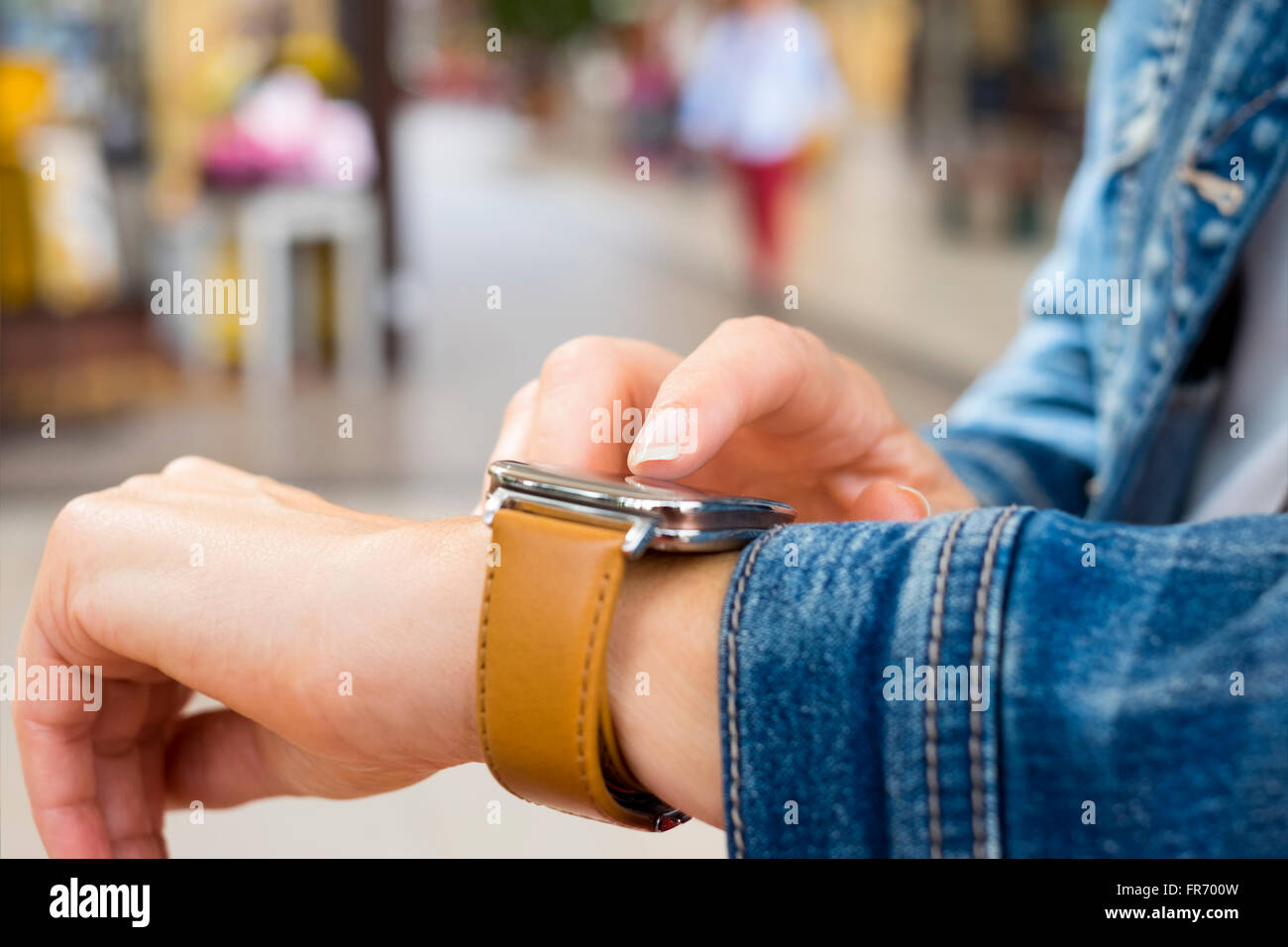 Frau mit Smartwatch auf der Straße. App, SMS, Sms, Nachrichten, Chat. Close-up Hände Stockfoto