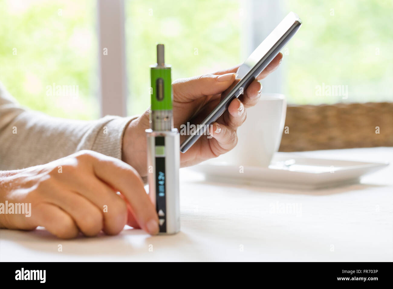 Synchronisation zwischen einer elektronischen Zigarette und Handy Stockfoto