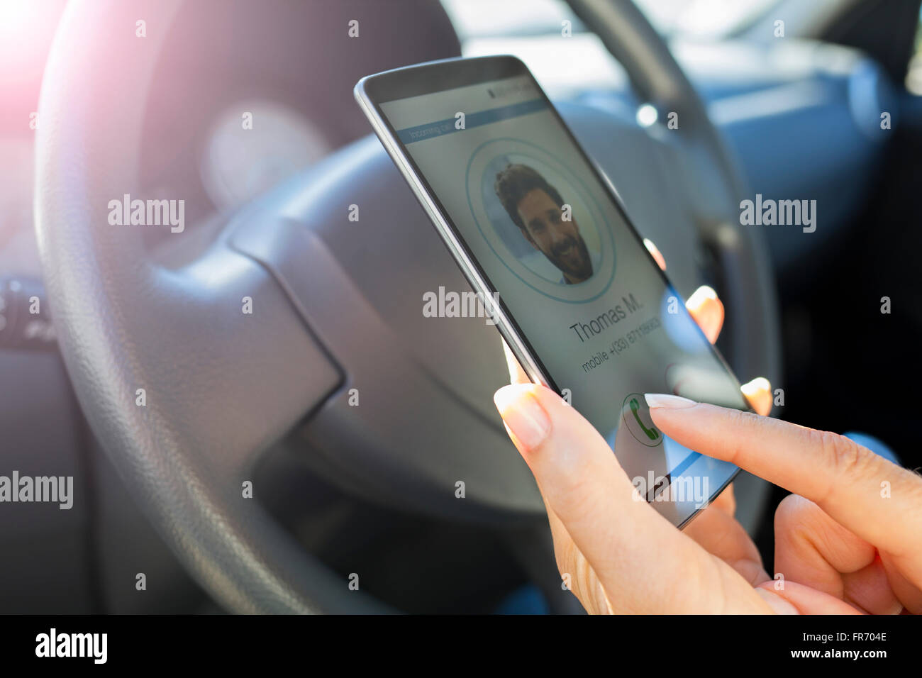 Im Auto Frau Beantwortung Handy ruft einen Freund Stockfoto