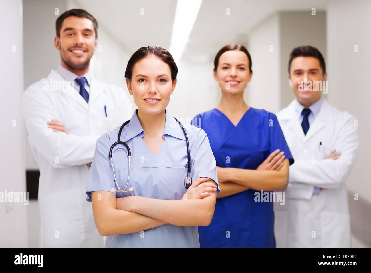 glückliche Gruppe von Sanitäter oder Ärzte im Krankenhaus