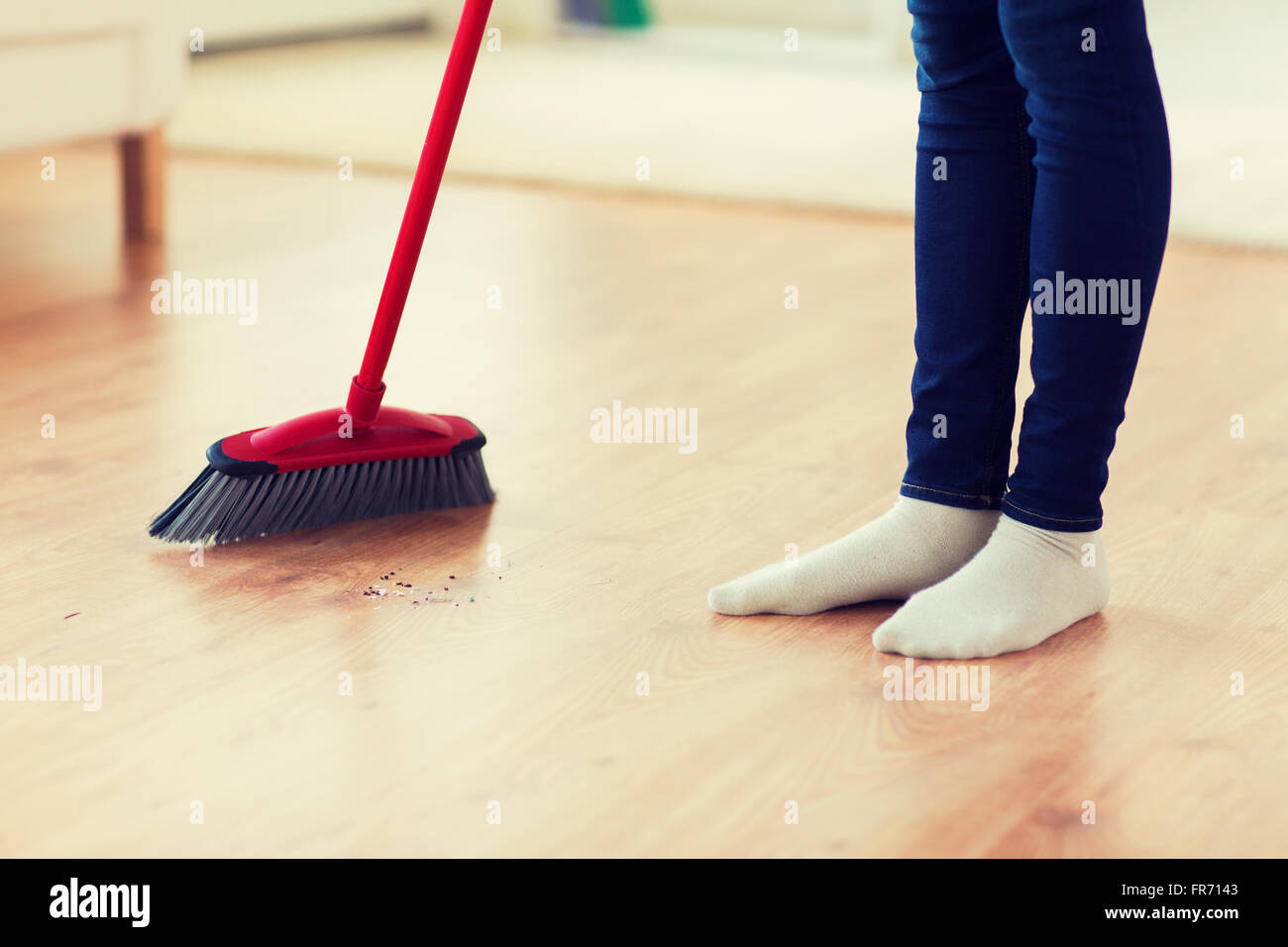 Nahaufnahme von Frau Beine mit Besen fegt Stock Stockfoto